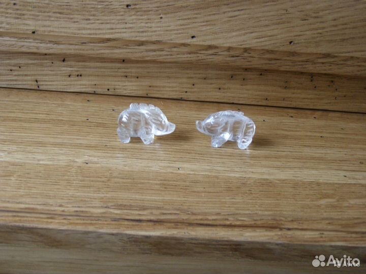Фигурка из прозрачного кварца (горный хрусталь)
