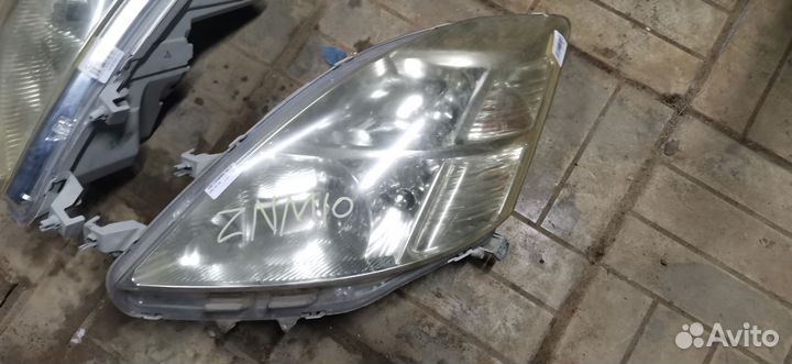 Фары Toyota Isis ZNM10W