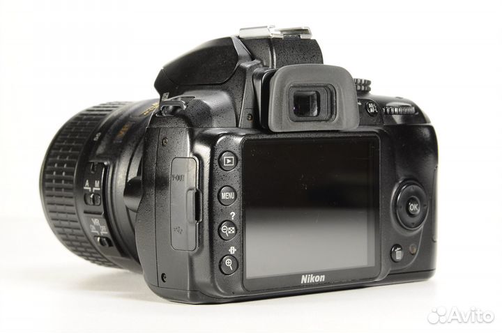 Nikon D3000, комплект с объективом
