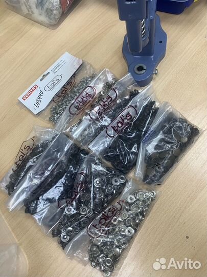 Установка металлофурнитуры на одежду, сумки