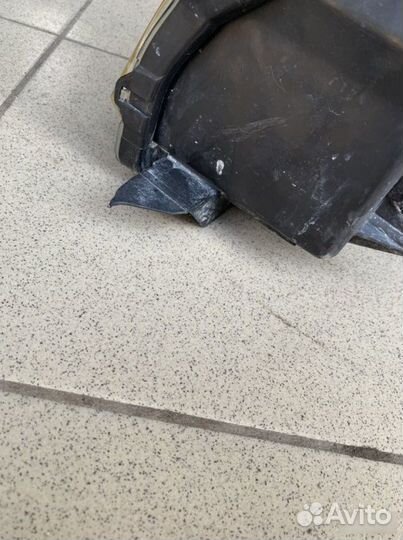 Фара ксенон правая Mitsubishi Pajero 4