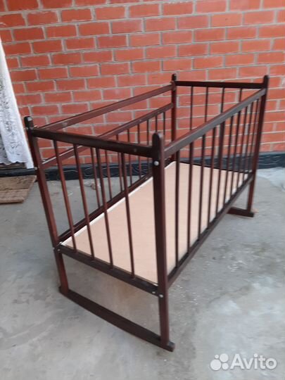 Кроватка детская с матрасом и маятником