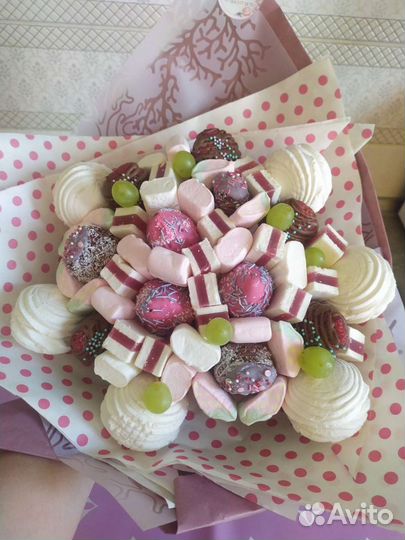 Сладкие букеты из клубники и зефира