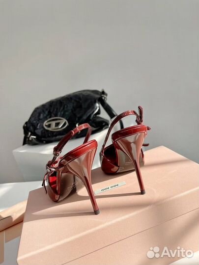 Туфли слингбэк MIU MIU красные лаковые