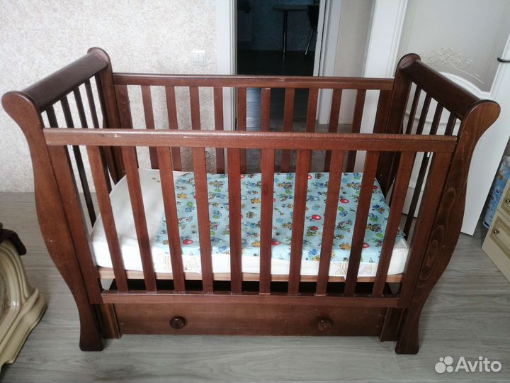 Детская кроватка с продольным маятником