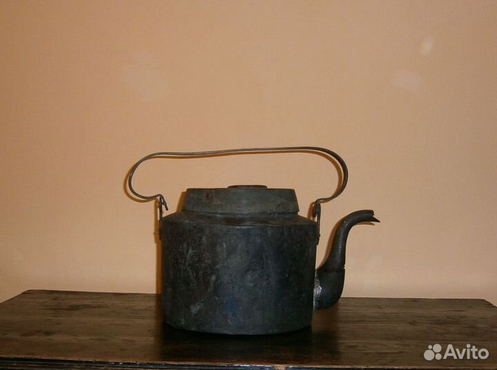 Старинный большой медный чайник