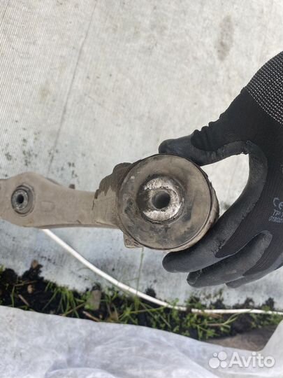 Передний левый рычаг на Jeep Wk2