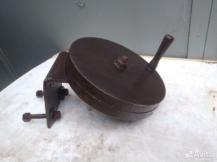 Старинная зернодробилка,жернова, мельница