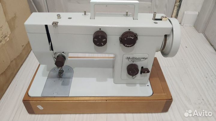 Швейная машинка чайка 143а
