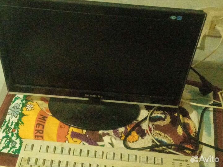 2 монитора 2 персональных компьютеров 2 двд