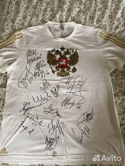 Футболка с автографами футболистов