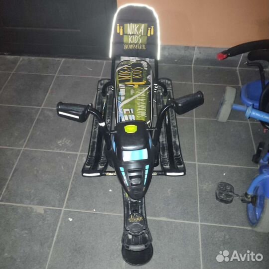 Детский снегокат со спинкой