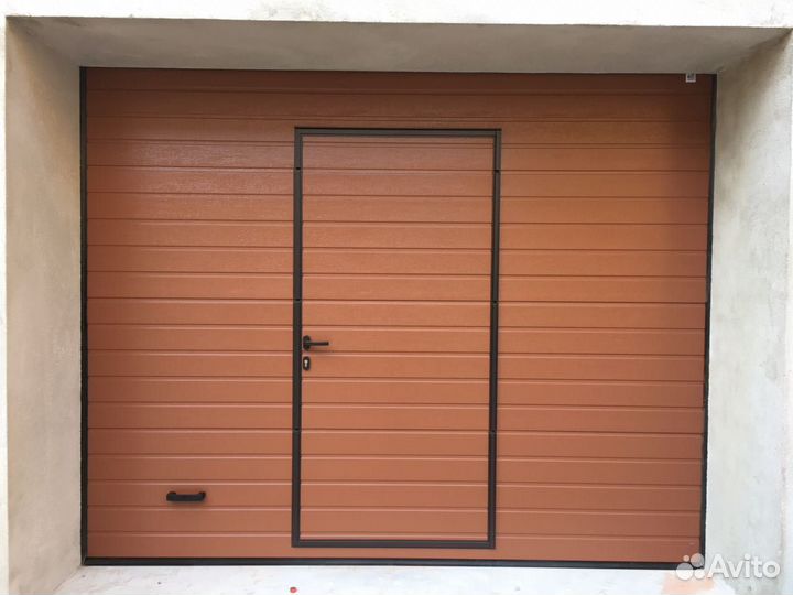 Гаражные секционные ворота с калиткой
