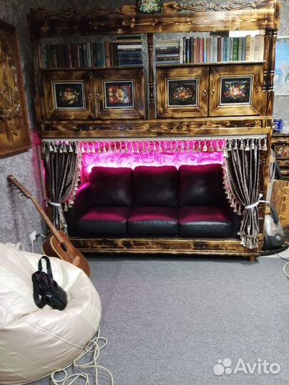 Кожаный диван