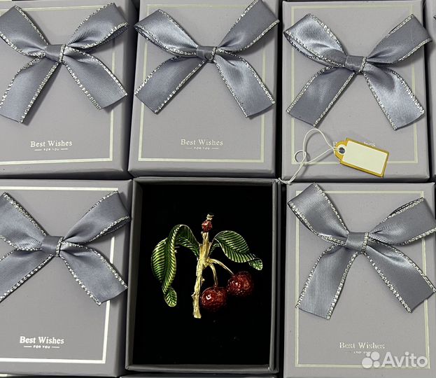 Бижутерия из металла и пластика с кристалами