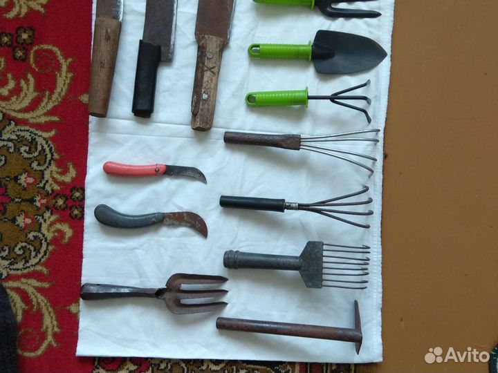 Различный мелкий инструмент для сада и огорода