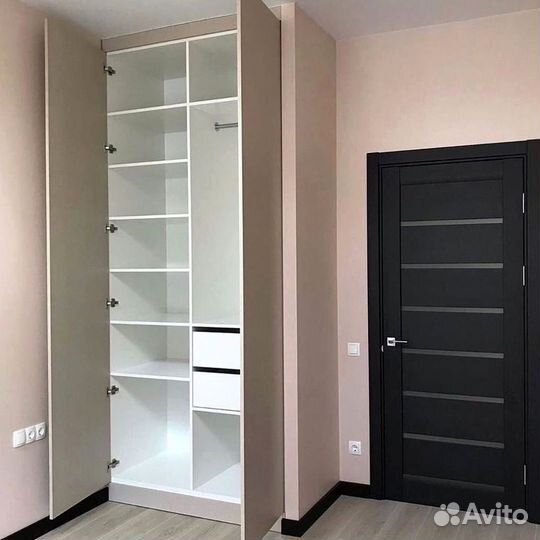 Угловой шкаф распашной