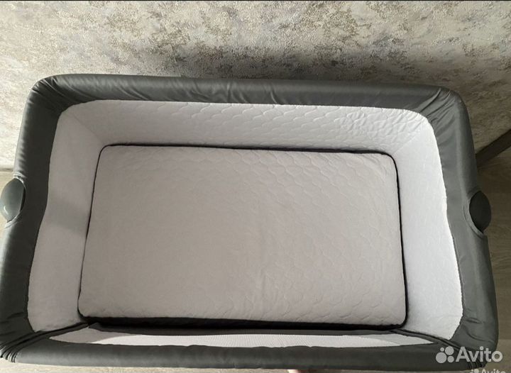 Детская кроватка с маятником