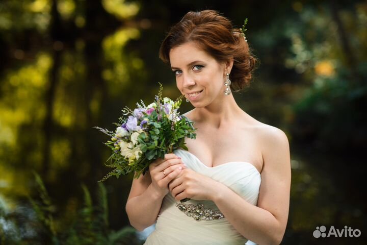 Свадебное платье со шлейфом и розами