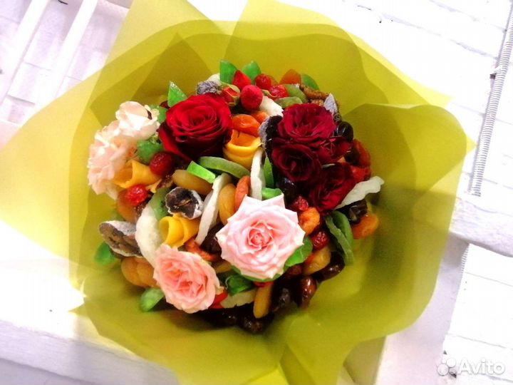 Букет из любимых сухофруктов, в дополнении с цвета