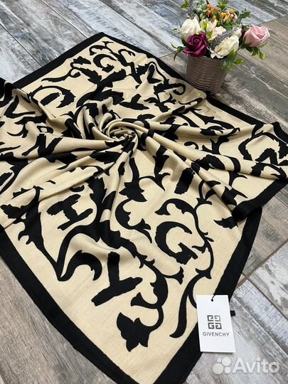 Шерстяной теплый платок Givenchy бежевый