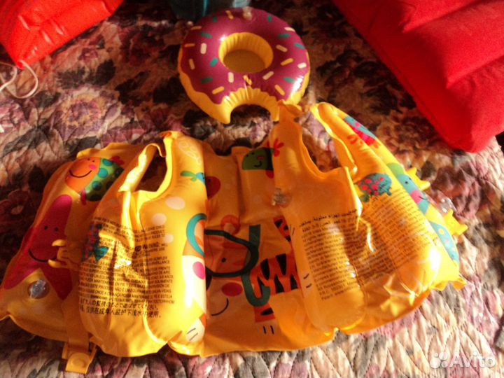 Надувной круг, жилет, нарукавники, подушки