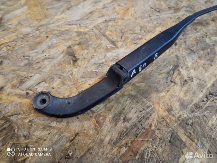 Поводок дворников правый Audi 80