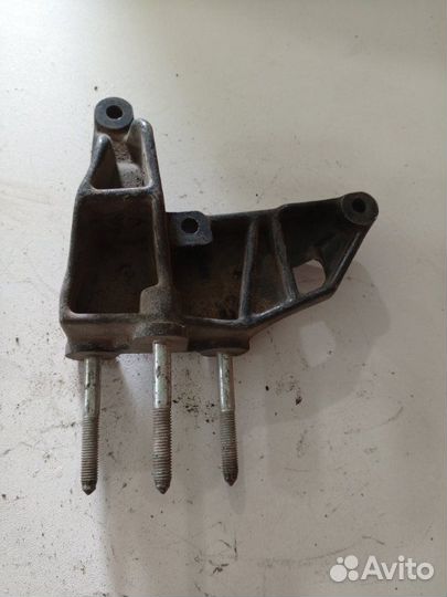 Кронштейн двигателя передний правый Opel Vectra B