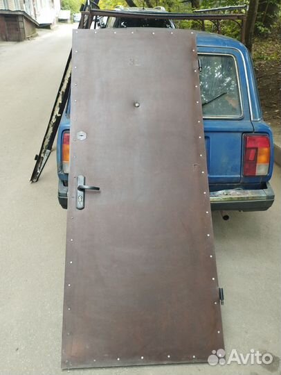 Входная железная дверь