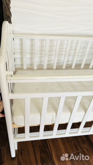 Кроватка детская на маятнике из цельного дерева