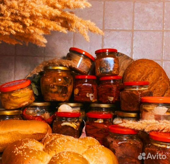 Консервы рыбные, вяленые помидоры, сливы, горбуша