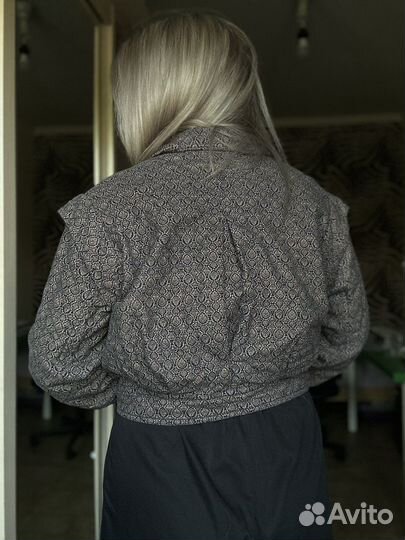 Укороченная легкая куртка