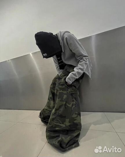 Широкие камуфляжные штаны Vetements cargo camo