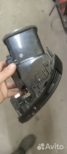 Дефлектор Центральный левый Toyota Land Cruiser200