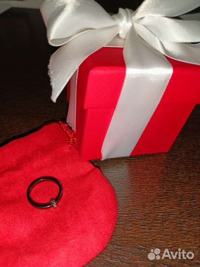 Кольцо с фианитом новое