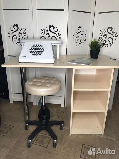 Маникюрный стол