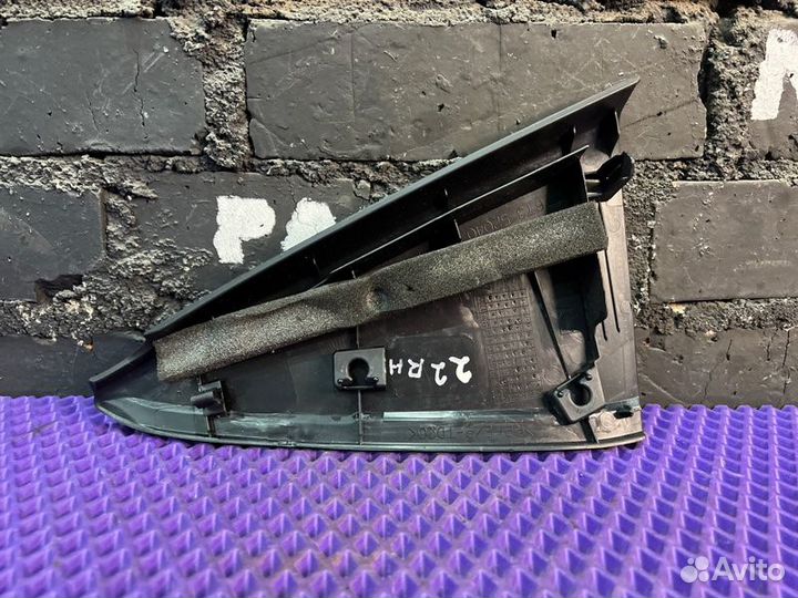 Уголок двери внутренний передний правый Toyota