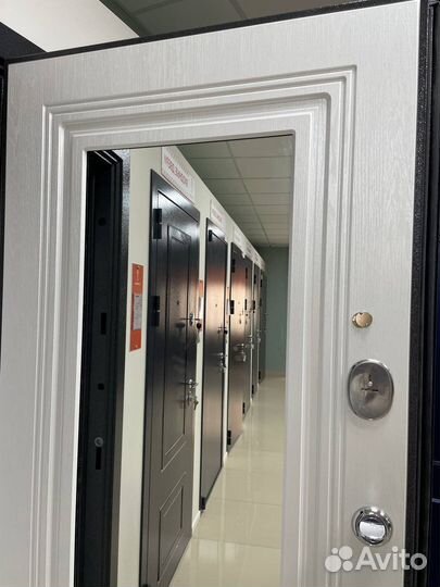 Дверь входная Фаворит с зеркалом