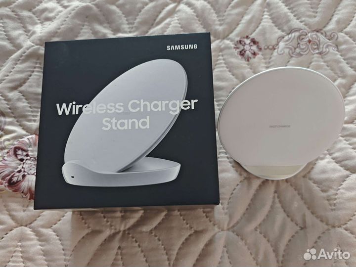 Фирменная беспроводная зарядная станция Samsung