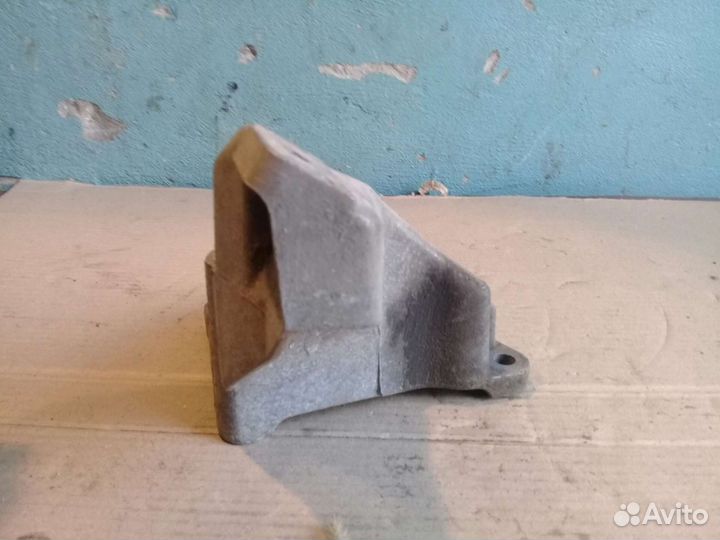 Кронштейн левый двигателя Audi A6 C5