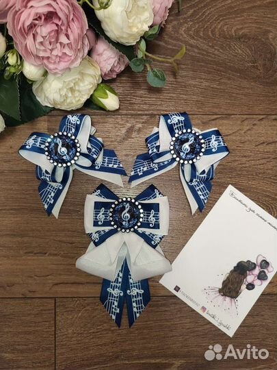 Набор бантов-резинок и броши-галстука с нотами