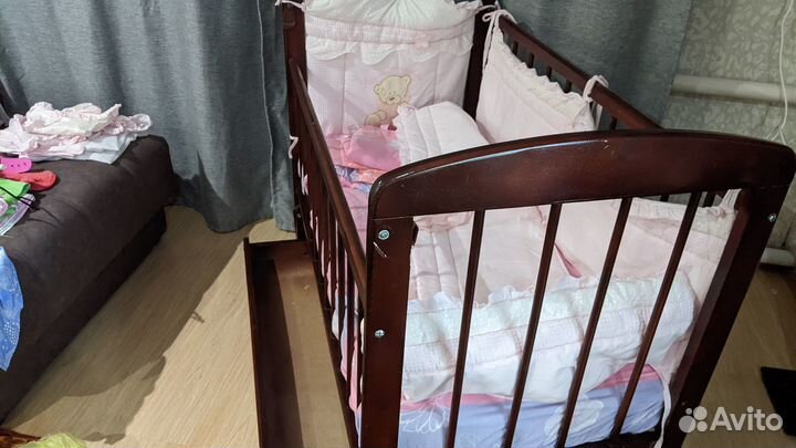 Детская кроватка с маятником и ящиком