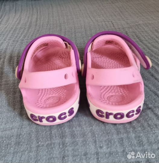 Босоножки для девочки crocs