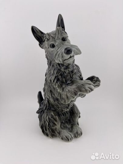 Антикварная фарфоровая статуэтка 