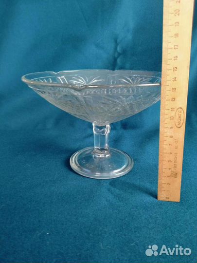 Ваза для фруктов на ножке