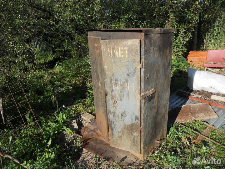 Шкаф металлический двухстворчатый железный СССР