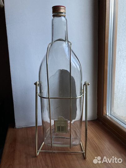 Бутыль из под виски на качелях с дозатором