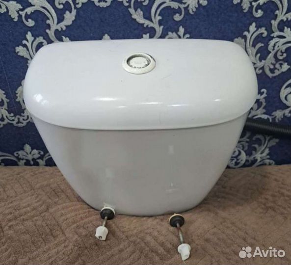 Бак для унитаза с крышкой