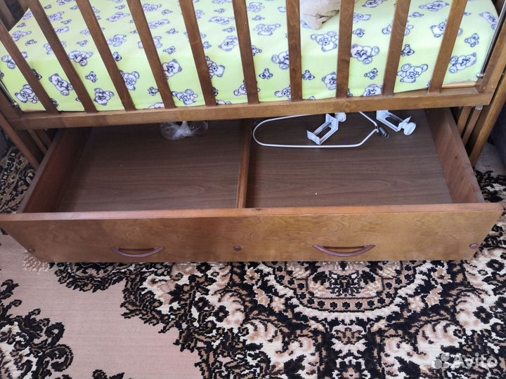 Детская кроватка с маятником и ящиком