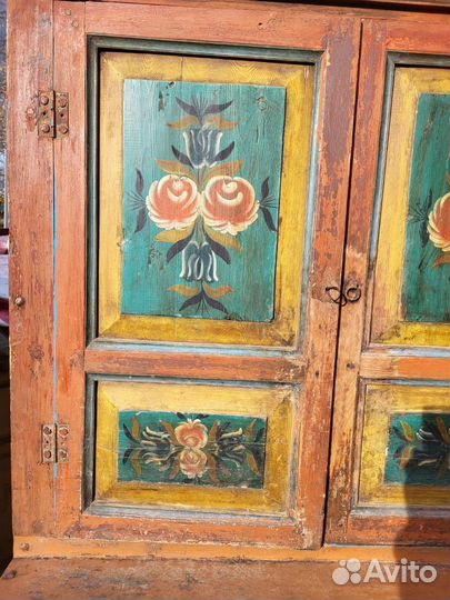 Старинный антикварный шкаф буфет